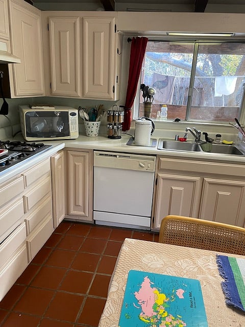 KITCHENETTE