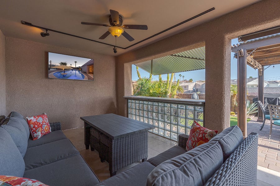 CA patio w/Smart TV and open to bar seating