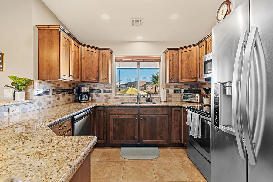 Fully stocked kitchen w/full size appliances