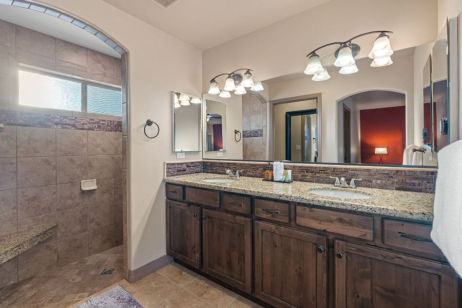 Primary suite en-suite bathroom w/dual sinks and walk-in shower