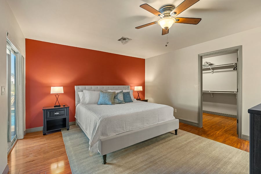 Primary suite w/King size bed