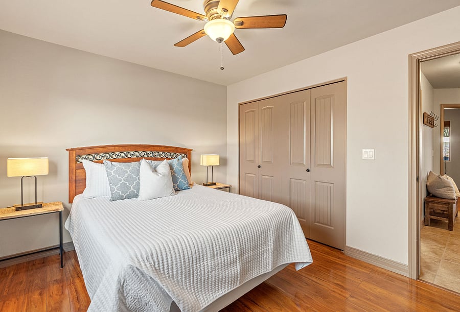 Secondary bedroom w/Queen bed
