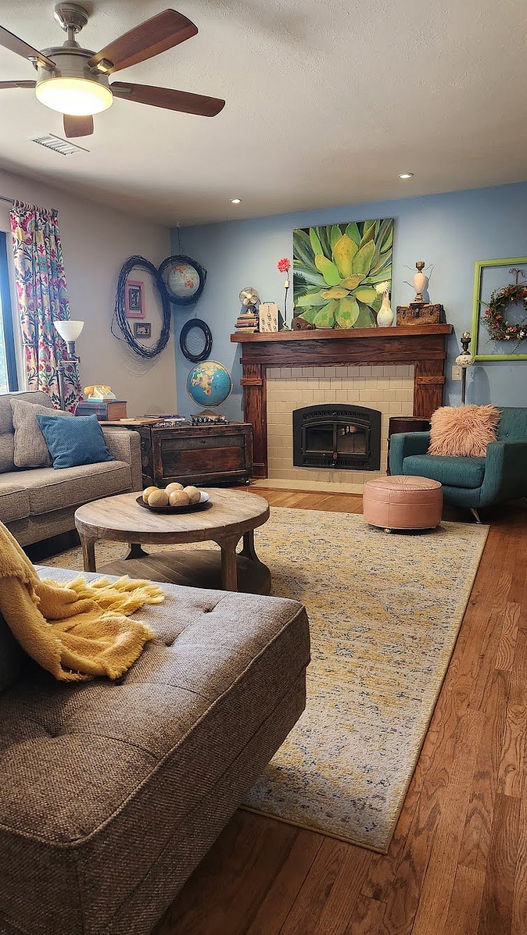 Big front living room. ( The fireplace unfortunately is not for use)