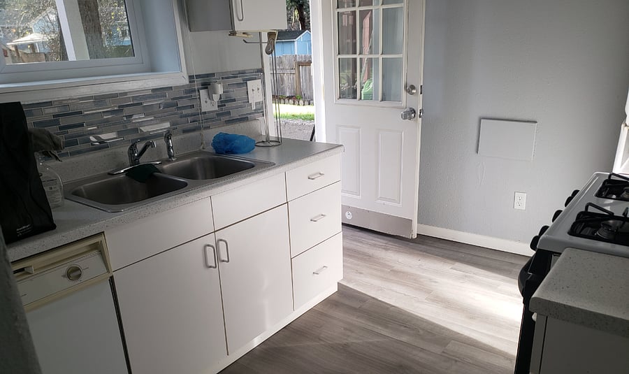 KITCHEN /PLENTY SUN LIGHT   