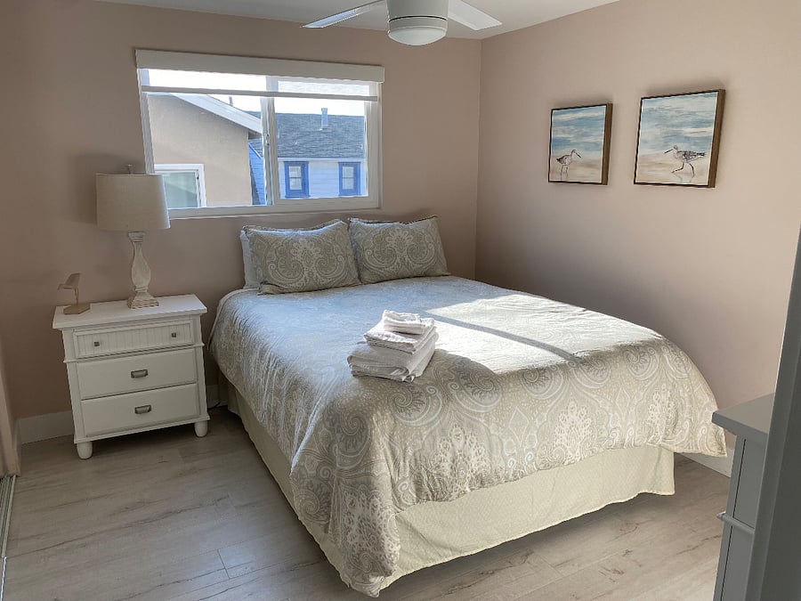 3rd bedroom - Queen bed, main level, dresser, full-sized closet and ceiling fan