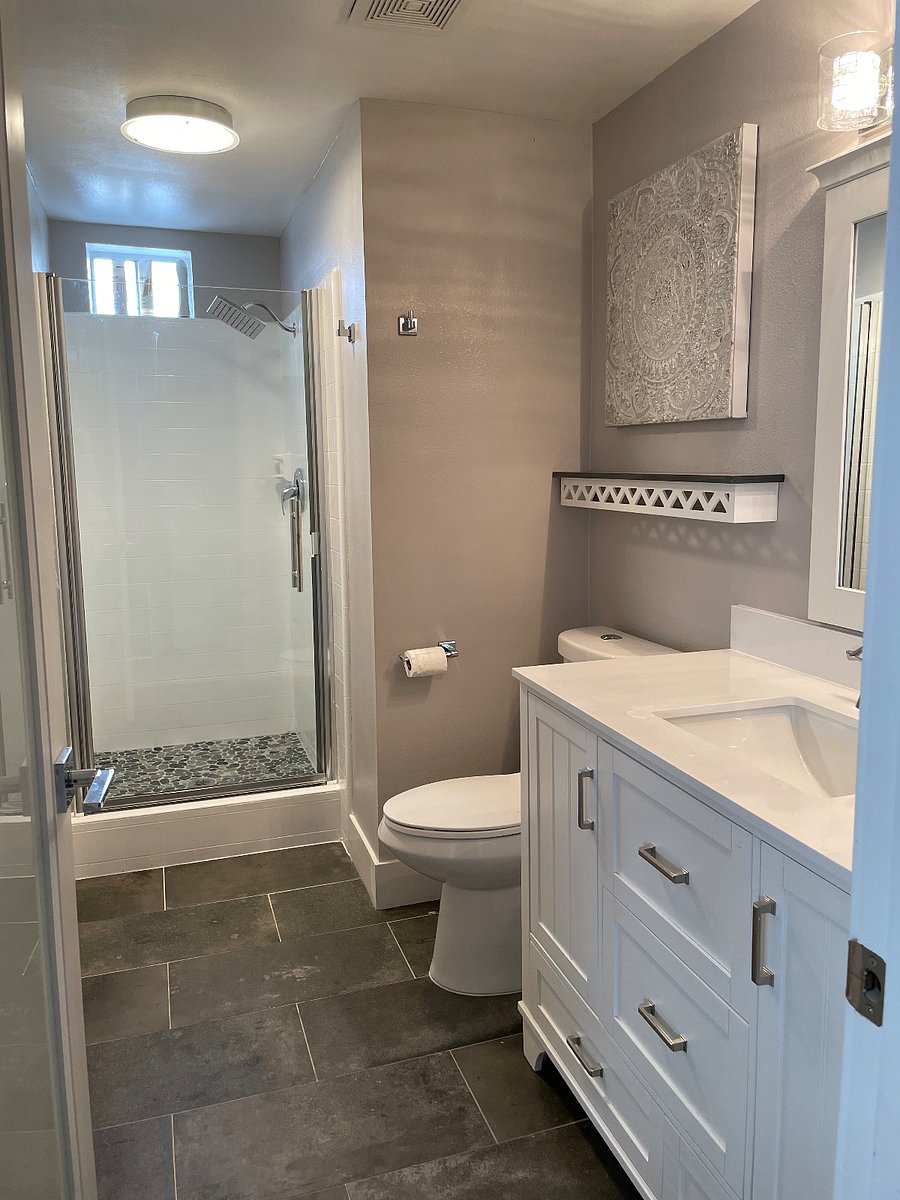 2nd floor - Main level - Hall bath