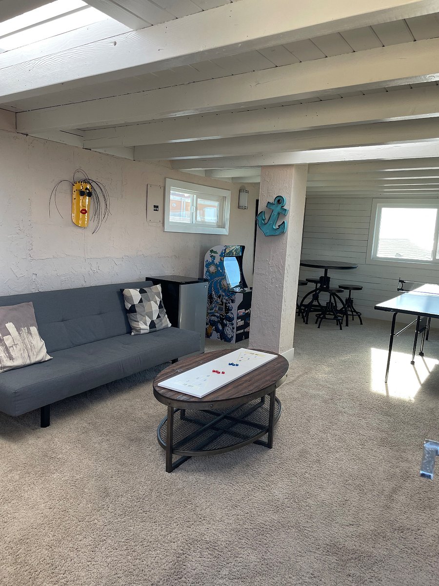 Rooftop Bonus room with pingpong & poker tables, TV and sofa