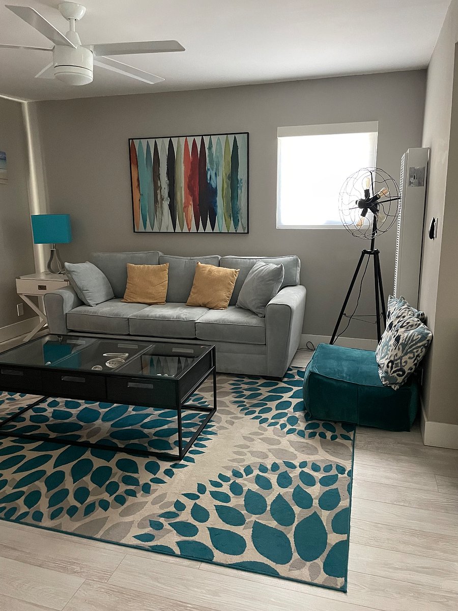Ground level - FULL house rental, living room with smart TV