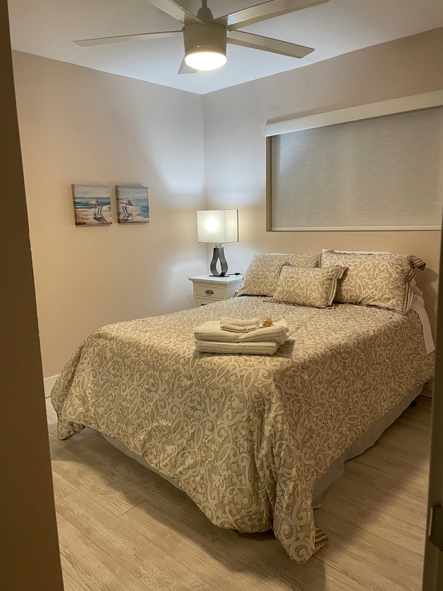 Ground level - FULL house rental, 5th bedroom, Double bed, full-sized closet, dresser and ceiling fan