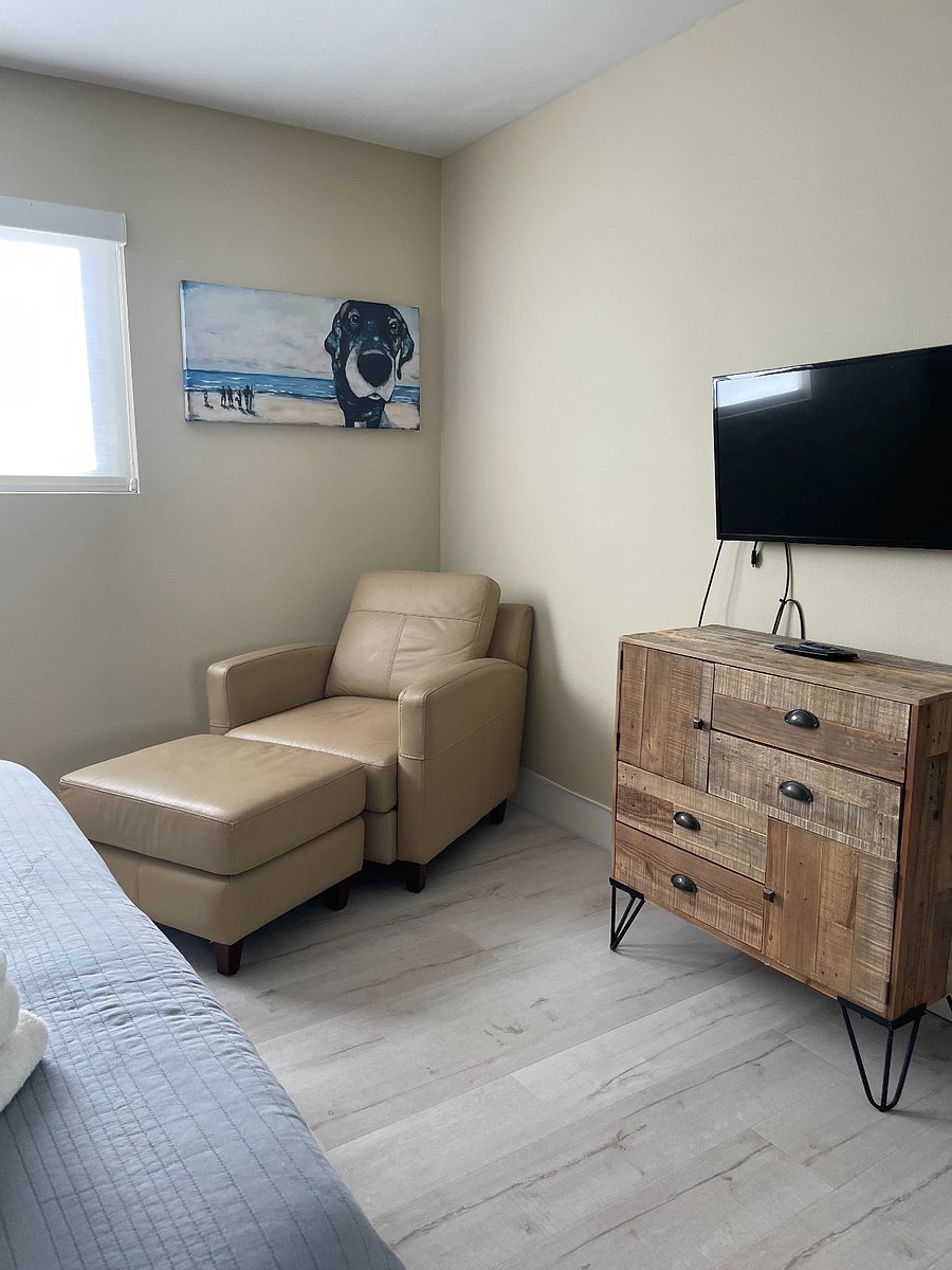 2nd bedroom on main level - Queen bed, 3" plush mattress topper, crips linens, dresser, full-size closet with mirrored wardrobe, ceiling fan, 2 windows and large comfy leather chair with ottoman.