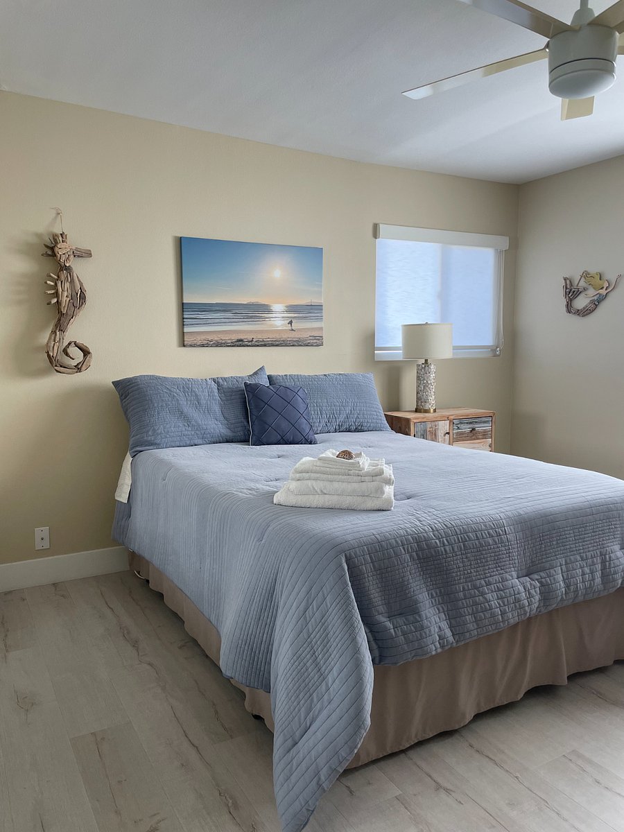 Main level - 2nd bedroom with Queen bed, full-sized closet, dresser, ceiling fan, and large leather chair with ottoman,