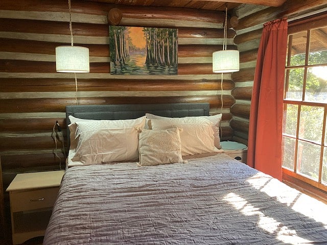 Bedroom 1 queen bed
