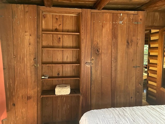 Bedtoom 1 shelves and closets