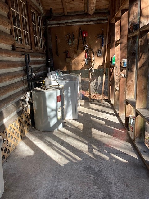 Screen porch with washer dryer