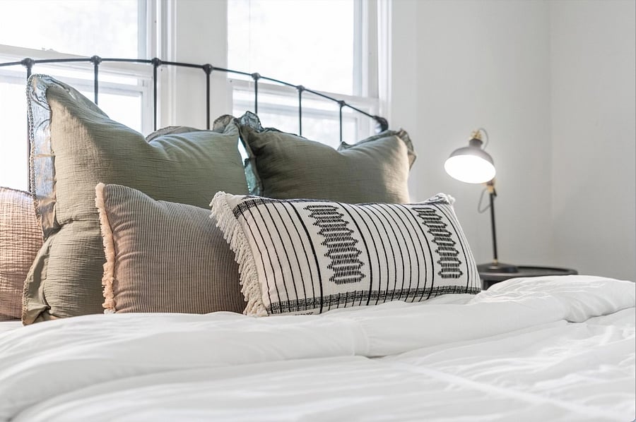 Large Primary king Bedroom w/ serta hybrid luxury bed and linens.