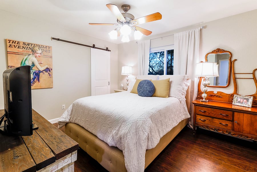 Guest bedroom #2 queen bed with luxury linens, large walk-in closet, 55" smart tv.