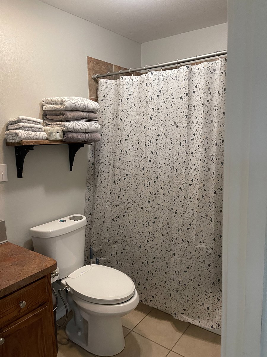 Ensuite full bathroom with tub.