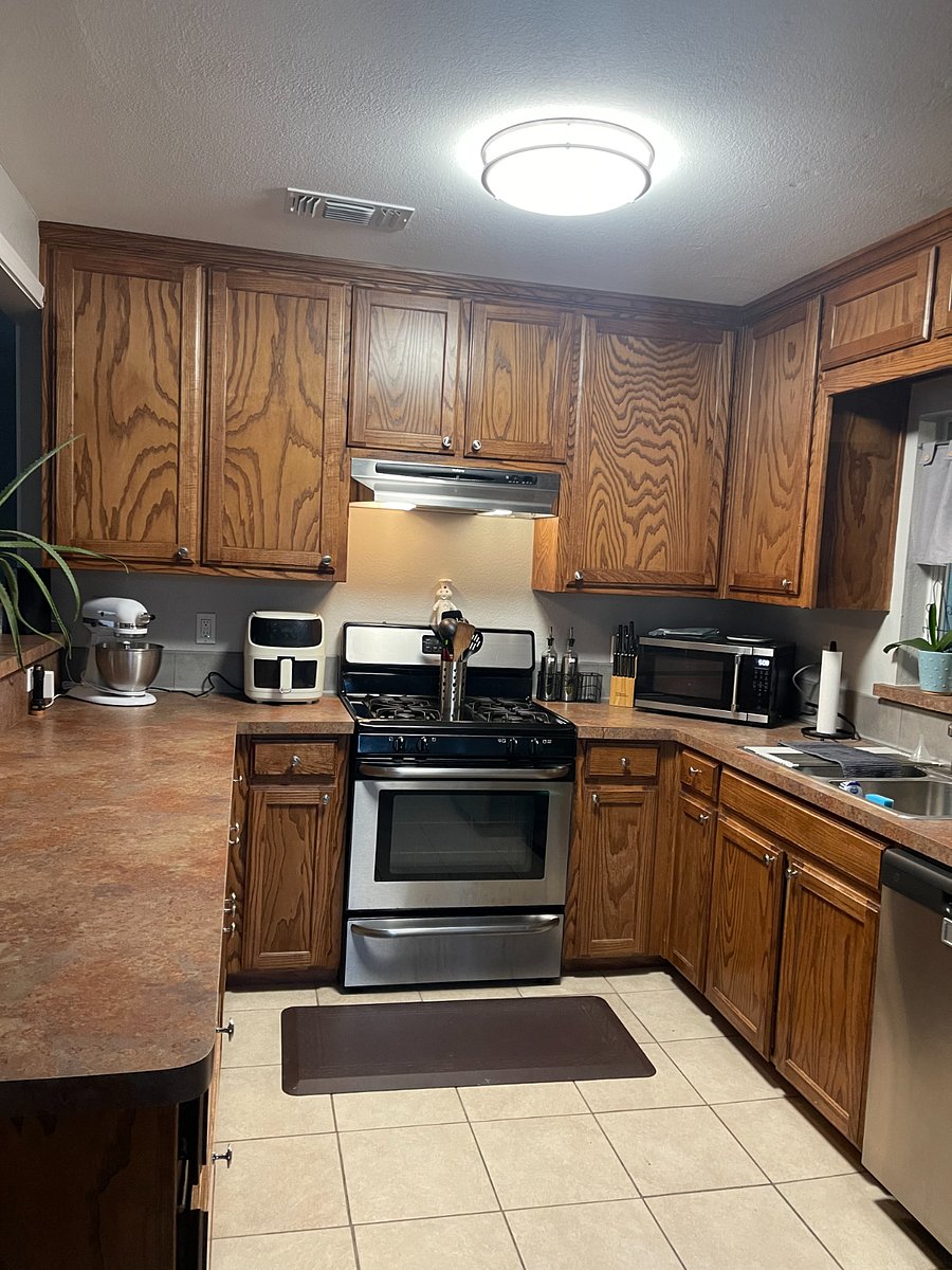 Kitchen complete with mixing stand, electric Fryer, Crockpot, pots and pans. I have a collection of spices that are yours to use.