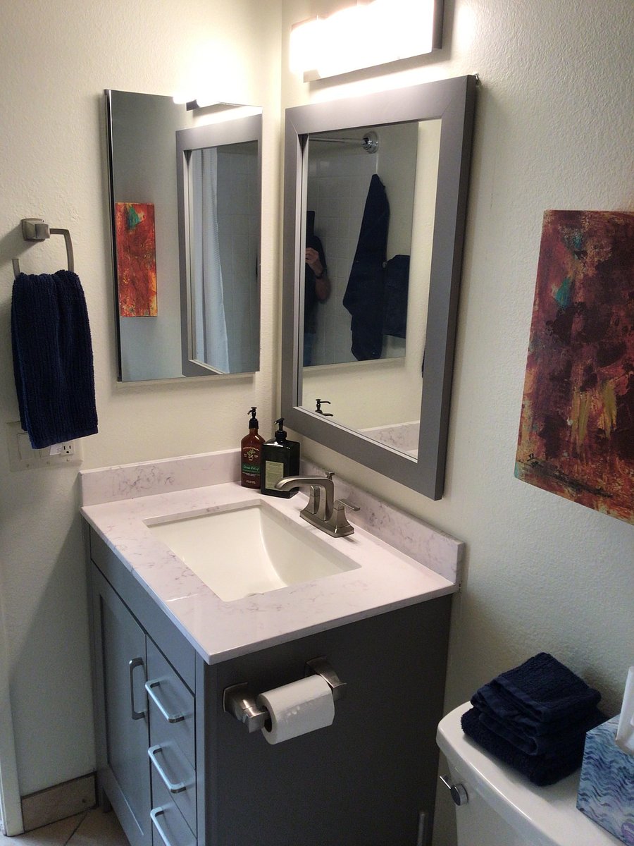 2nd bathroom off den with tub/shower
