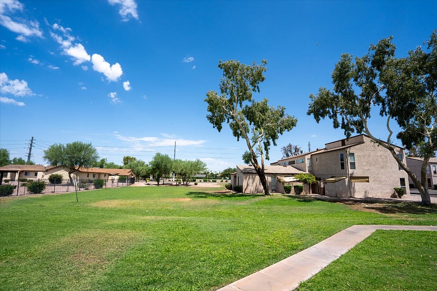 Conveniently located near ASU, the 101 & 202, and the Mesa Riverview Park and Shopping complex.