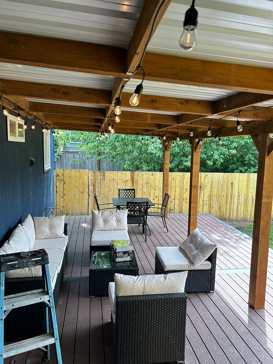 Fully enclosed fenced back yard!
Pets stay free!
Turn on the party lights and relax!