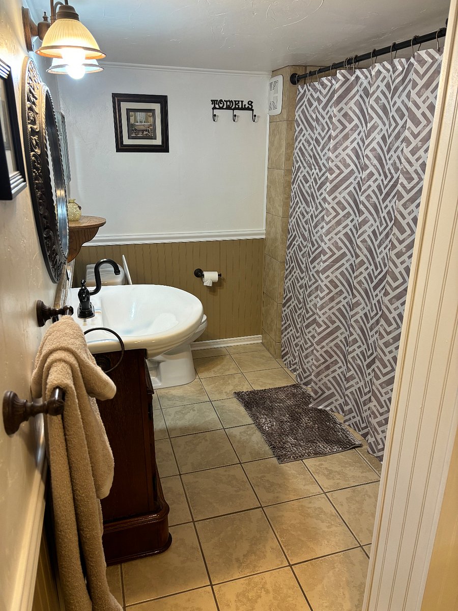 Full bathroom with towels, hand towels and wash cloths.