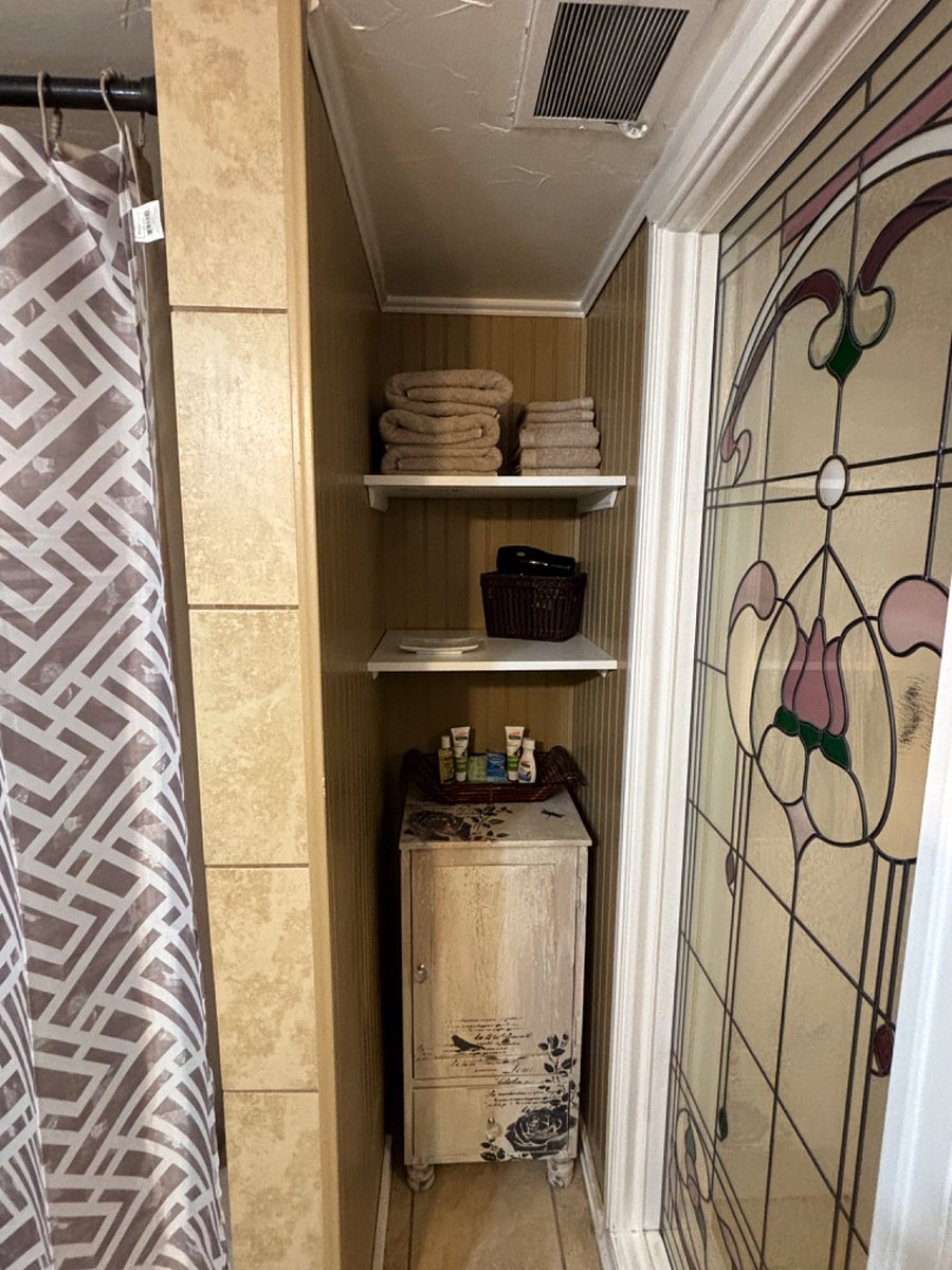 Bathroom has bath towels, hand towels and wash cloths.