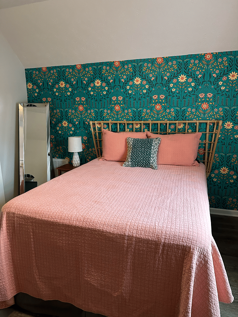 Bedroom (including full sized mirror)
