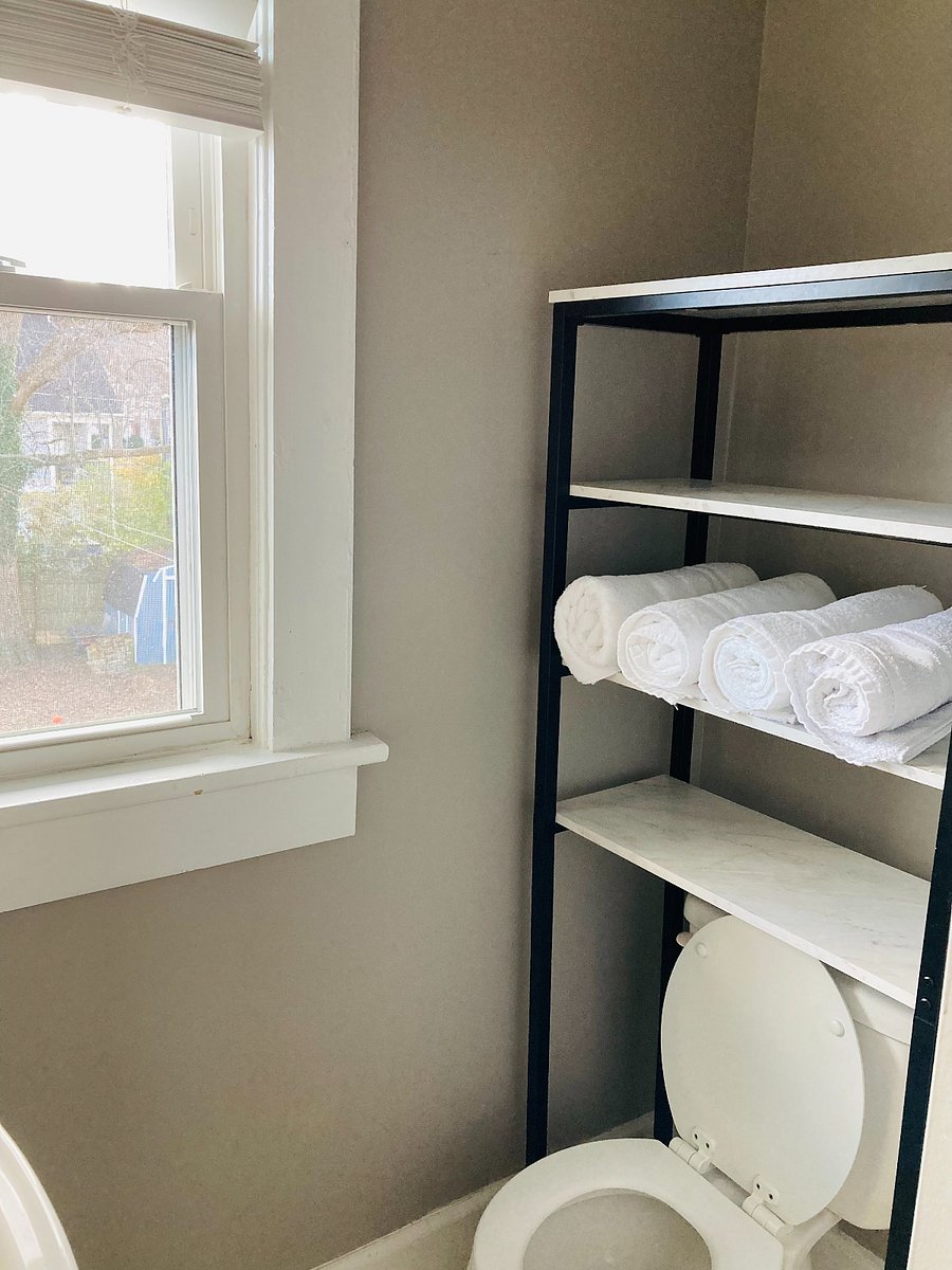 Storage and towels, wash clothes and hand towels provided.
