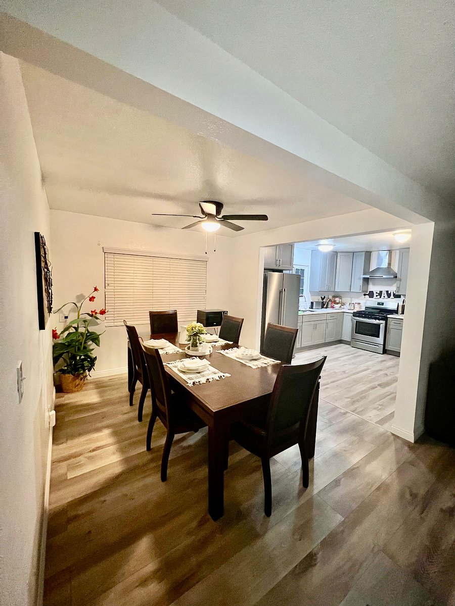 Dinning table sits 6