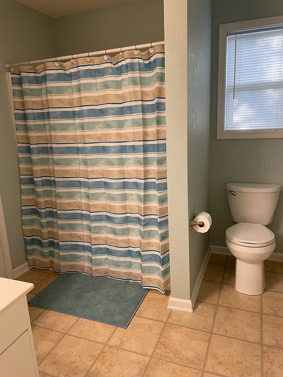 Hall bath between 2 bedrooms
Queen bedroom