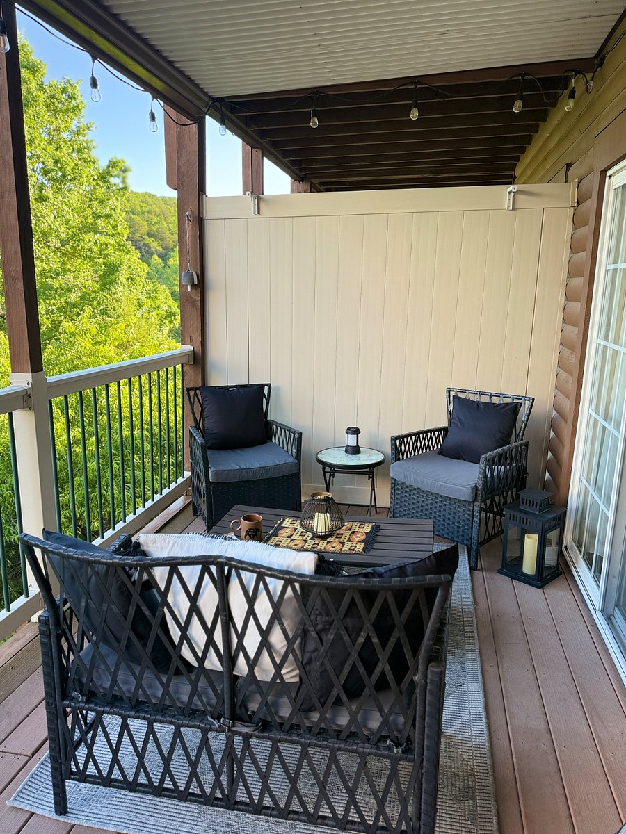 Updated furniture in the sitting area! 