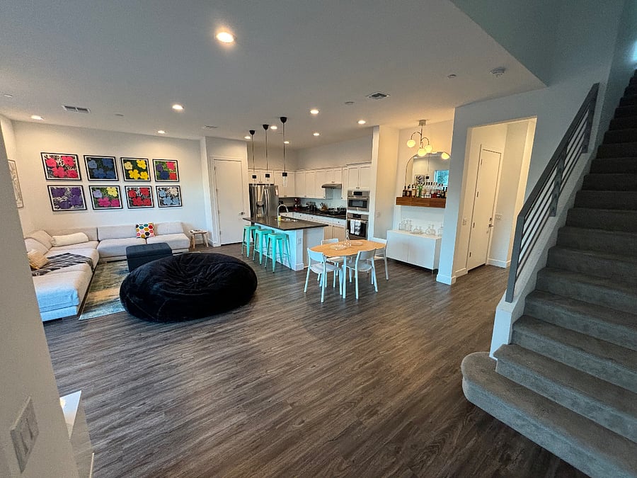 Gas cooktop and fill kitchen amenities included! 