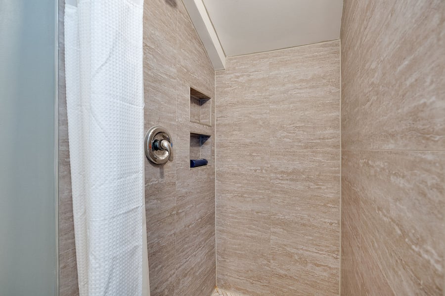 Comfortable shower with hot and cold water.