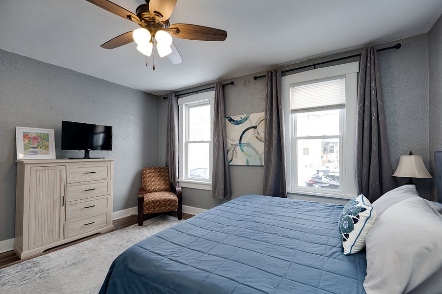 Private and quiet main bedroom. Perfect for a great sleep.
It includes Smart-TV, black out curtains, noise cancellation box fan. closet, dresser, laundry hamper, night tables and fan.