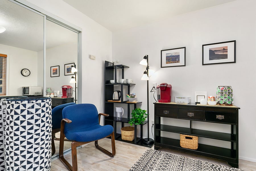 Prepare a snack, the coffee maker, electric kettle, microwave and mini fridge are here for your exclusive use.