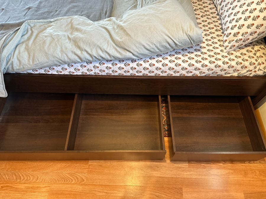 Underbed storage (located on both sides of the queen bed Wa