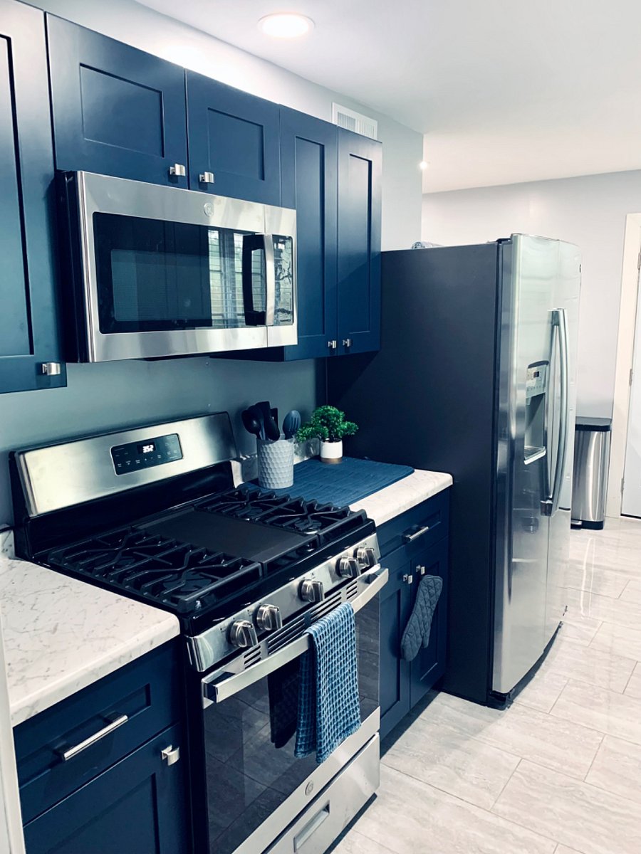 Kitchen Appliances. Stove, Microwave & Refrigerator