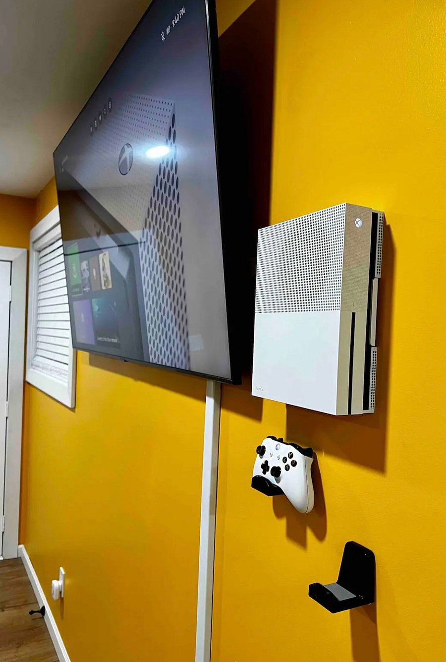 Arcade Room: 60'inch TV. Access to 300 Xbox games, cloud gaming online play