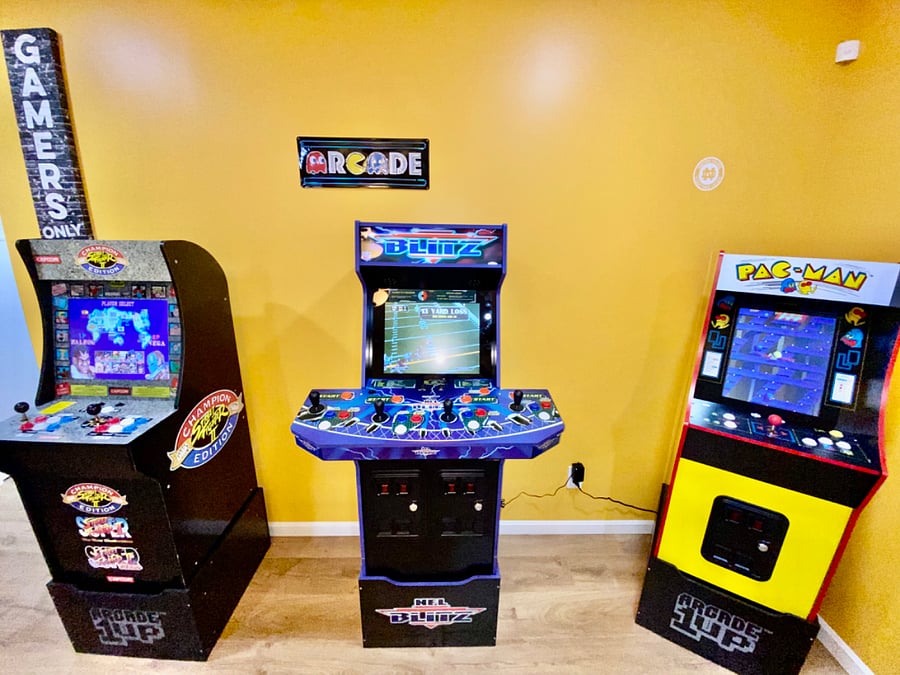 Arcade room: NFL Blitz, Pac-man game includes 14 games 1 cabinet, Street Fighter