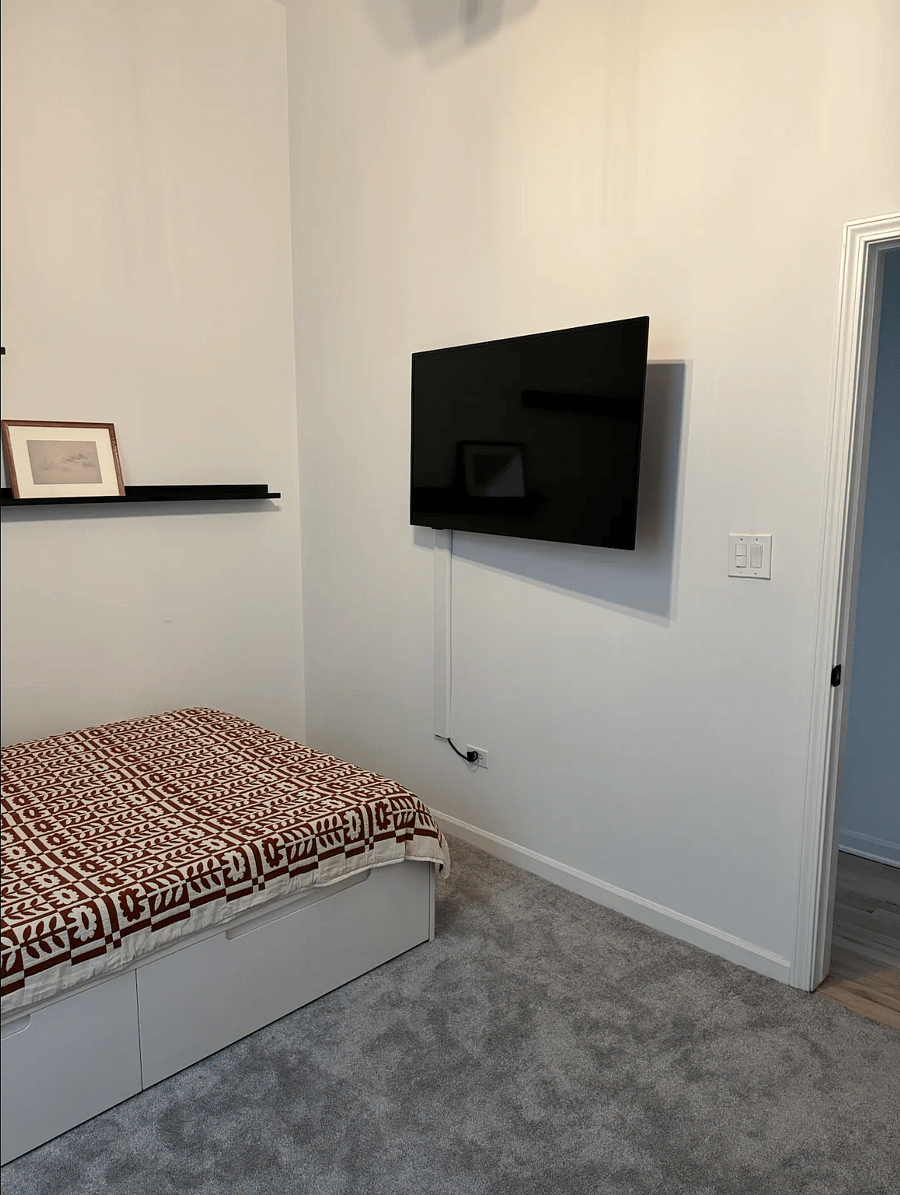 Secondary bedroom w/ smart TV