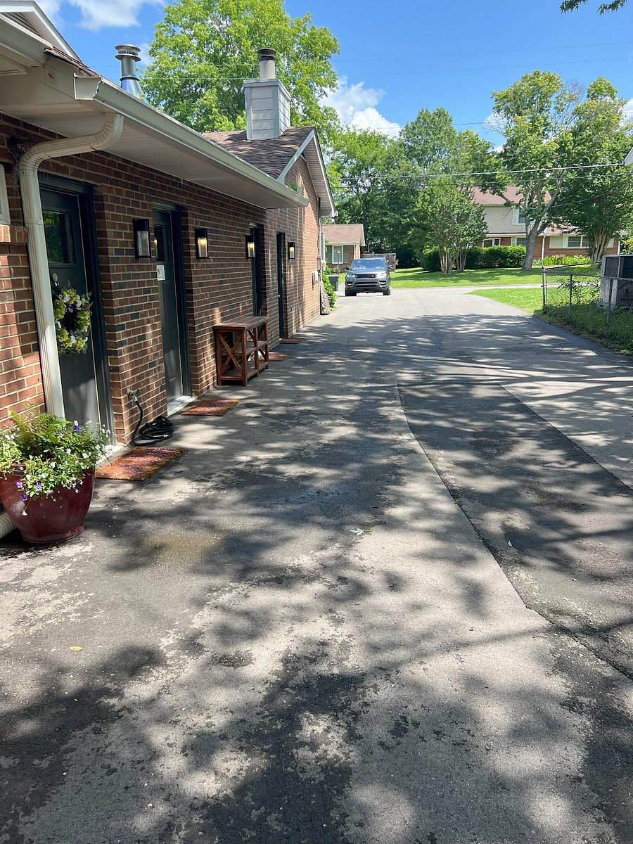 Shared driveway - able to park right next to door