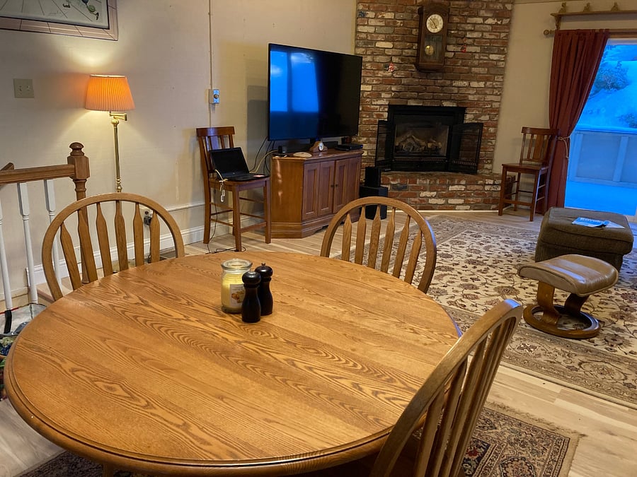 Dining table (with two leaves)
