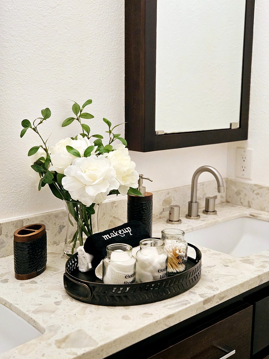 Beautiful shared bathoom. Bathroom is between the two rooms.
