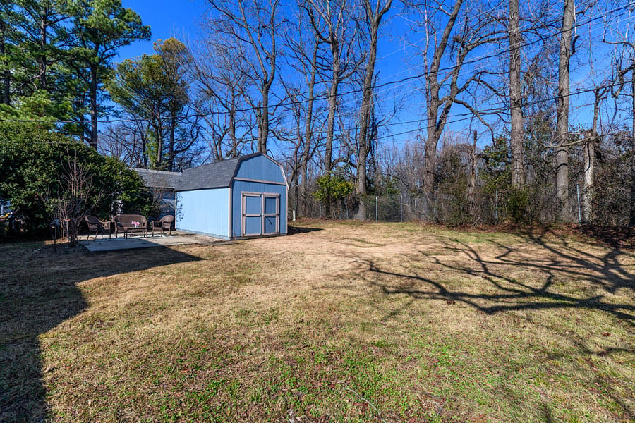 Gated back yard - hot tub available 3/1