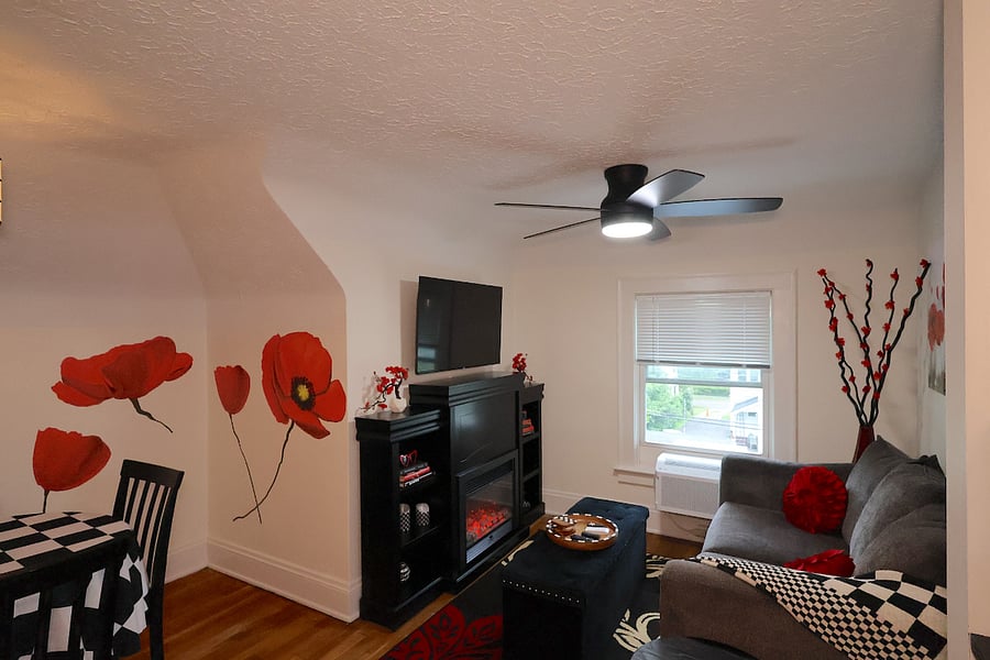 New AC units in each window (LR window and both bedroom windows) keep the apartment very cool. 
