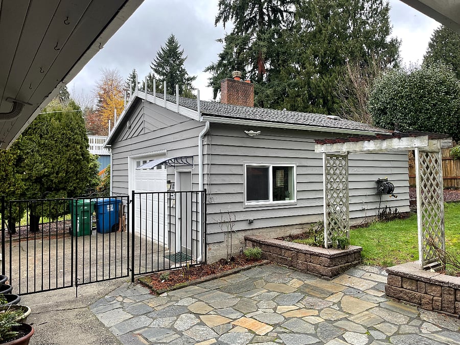 Photo Slightly outdated, a new front door was installed.