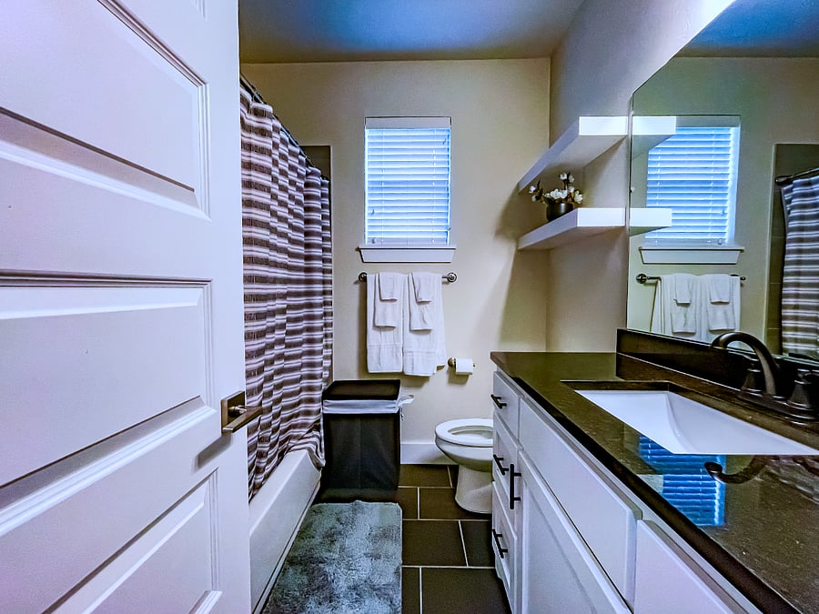 Full Bathroom2