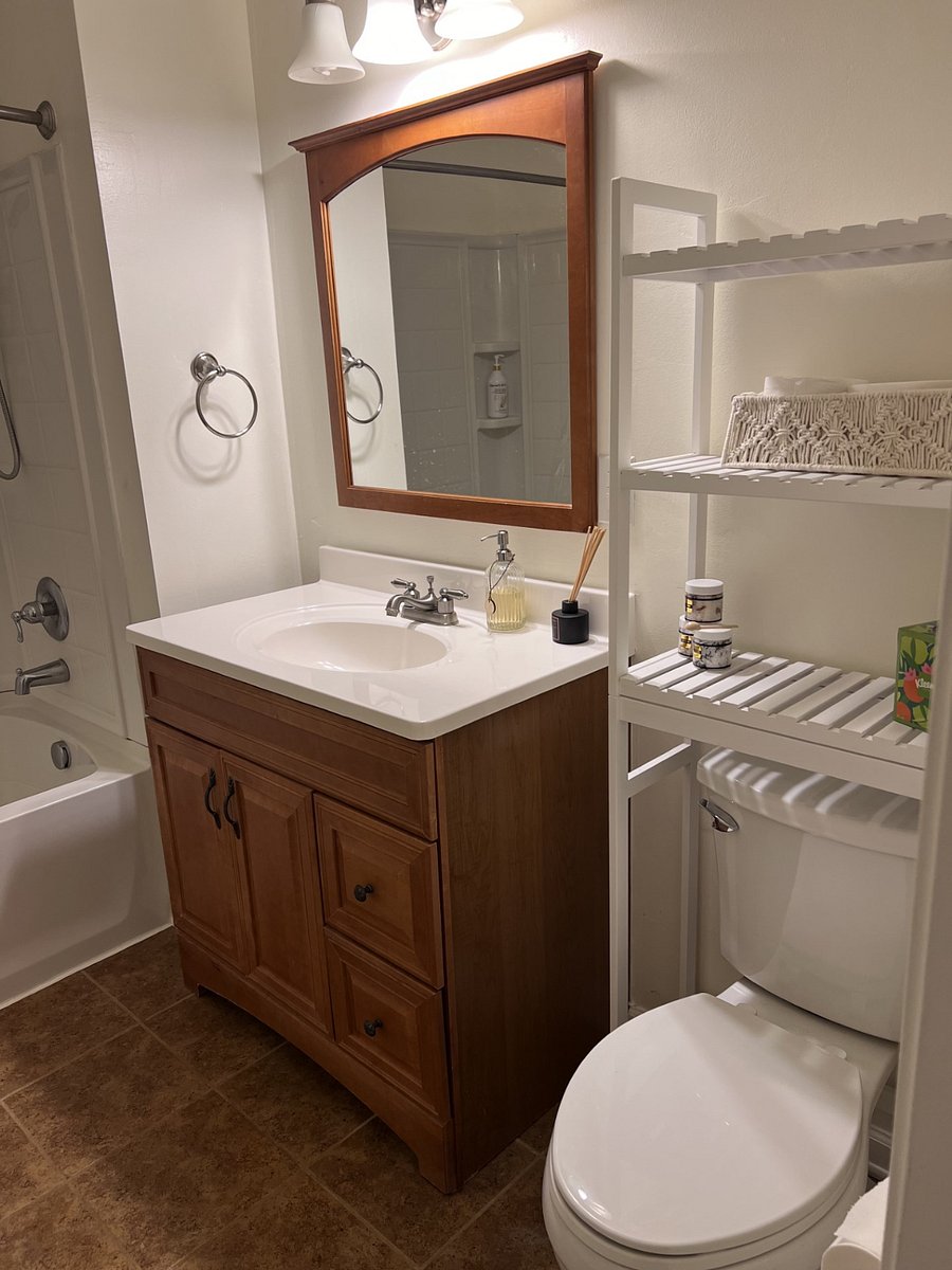 Upstairs full bathroom