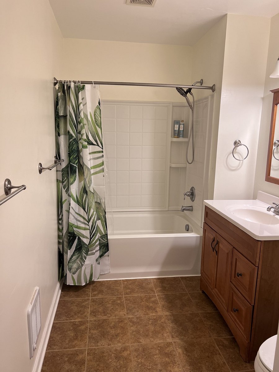 Upstairs full bathroom.